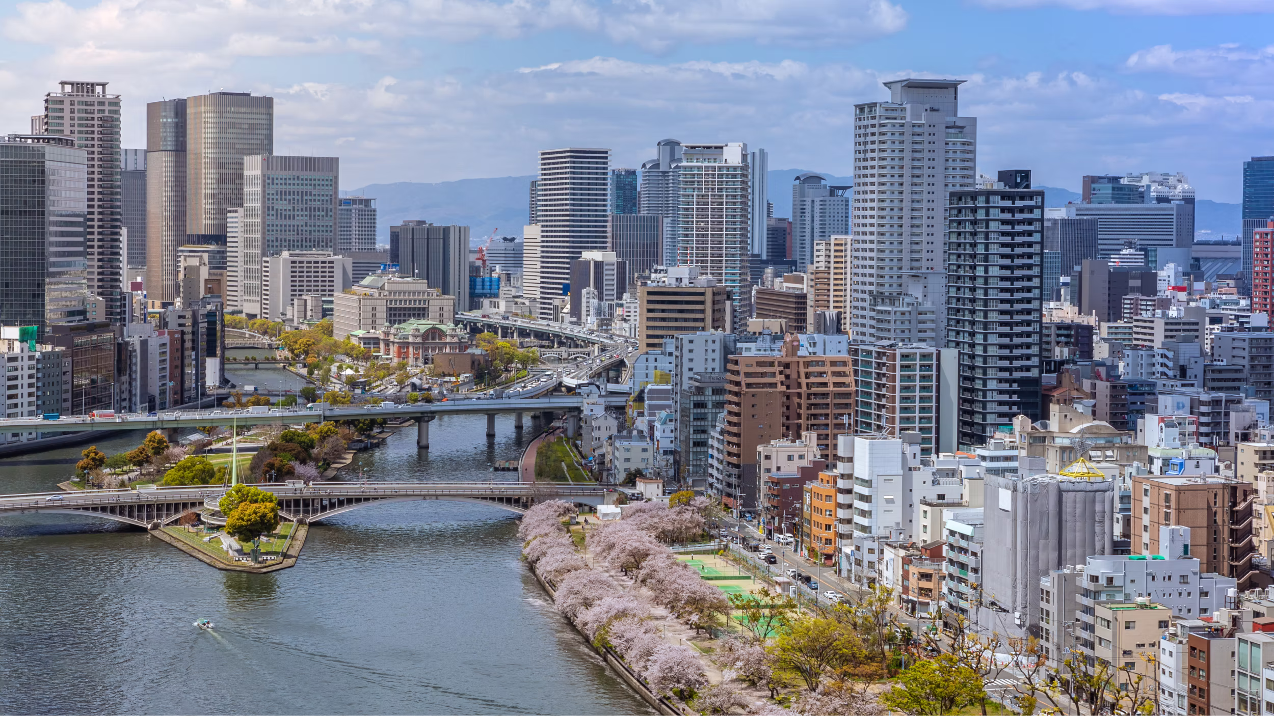 Vista aérea de la ciudad de Osaka y el río desde el edificio del cielo. Vista aérea del paisaje urbano con rascacielos abarrotados, oficinas y apartamentos. Vista panorámica de la azotea urbana desde el horizonte del distrito de Japón