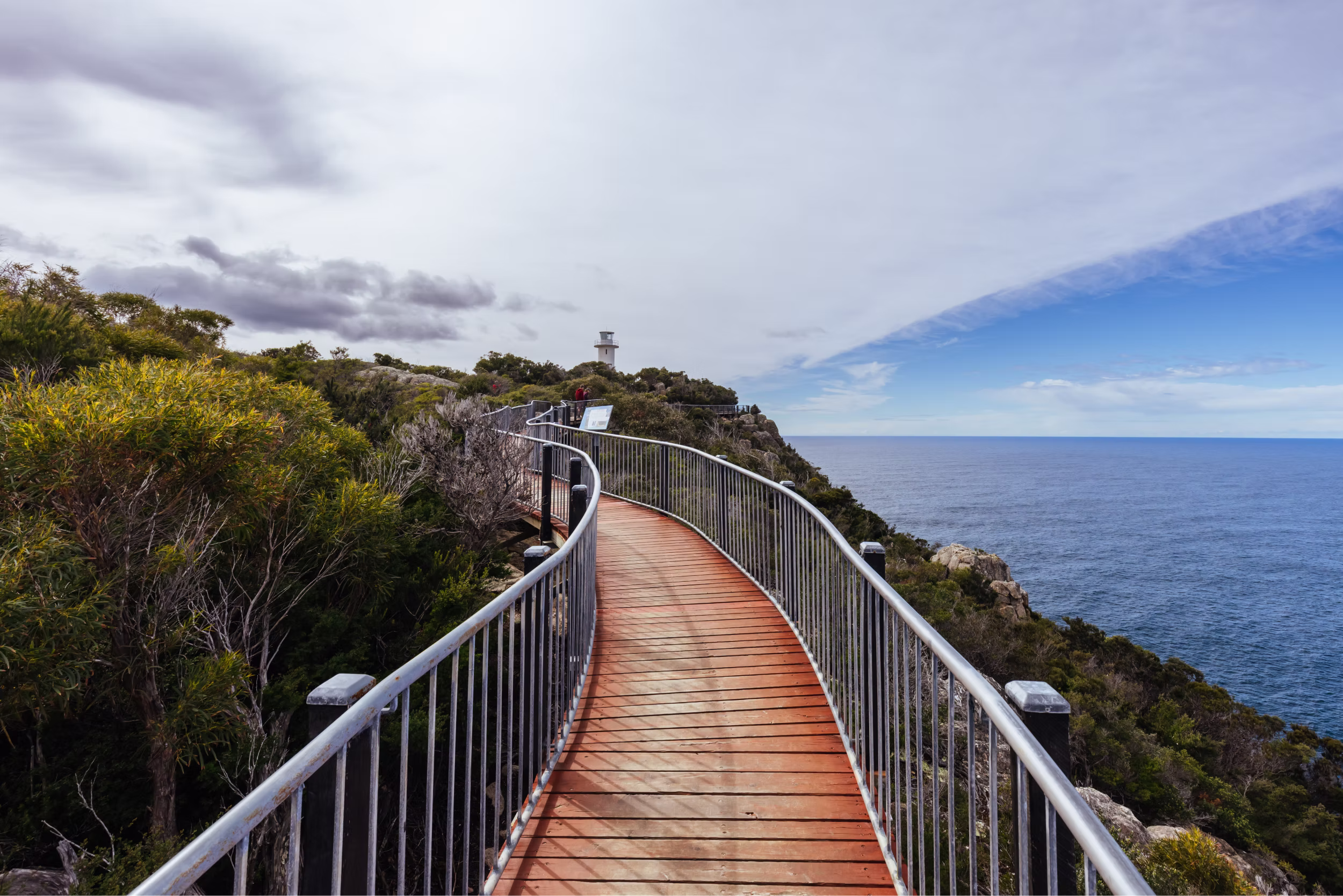 Faro de Cape Tourville y paseo en un fresco día de primavera en la península de Freycinet, Tasmania, Australia