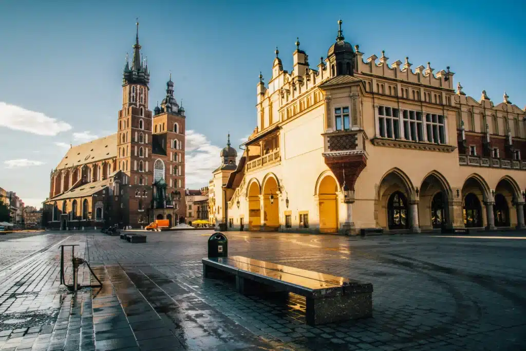 Casco antiguo de Cracovia, corazón histórico de Polonia con arquitectura medieval y plazas vibrantes