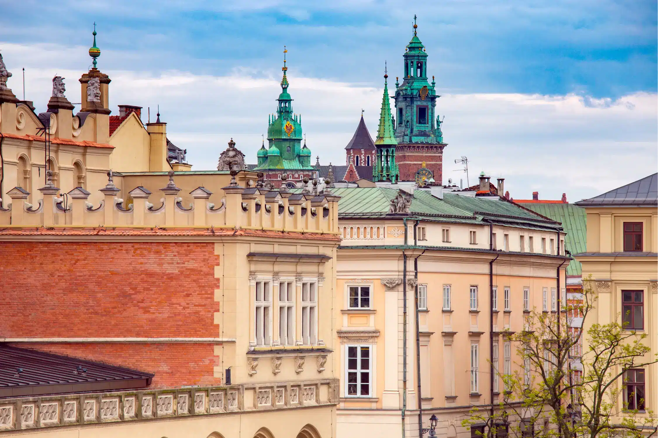 Vista desde la azotea de la Basílica de Santa María y las fachadas históricas de la Plaza del Mercado en Cracovia, Polonia